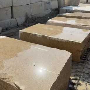 阳泉 黄金麻方料堆场洗料分选中，原材料充足