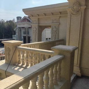 阳泉 黄金麻别墅外墙干挂雕花配合阳台栏杆花瓶柱