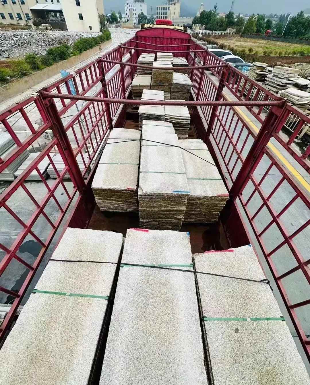 阳泉 黄金麻花岗岩荔枝面，光面毛板装车完成