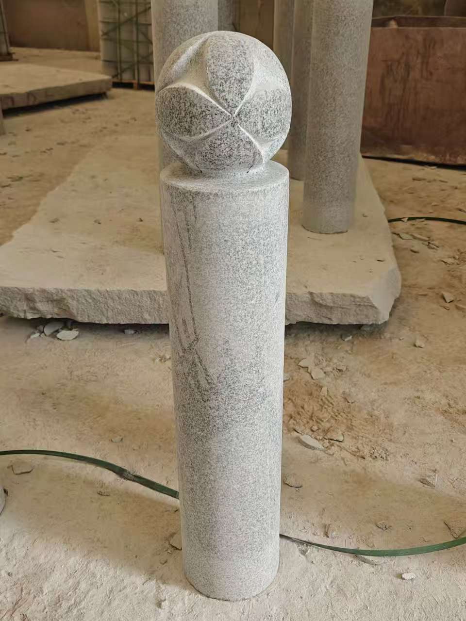 阳泉 芝麻白花岗岩石材挡车石柱、停车柱、圆柱挡车柱、方柱挡车柱等