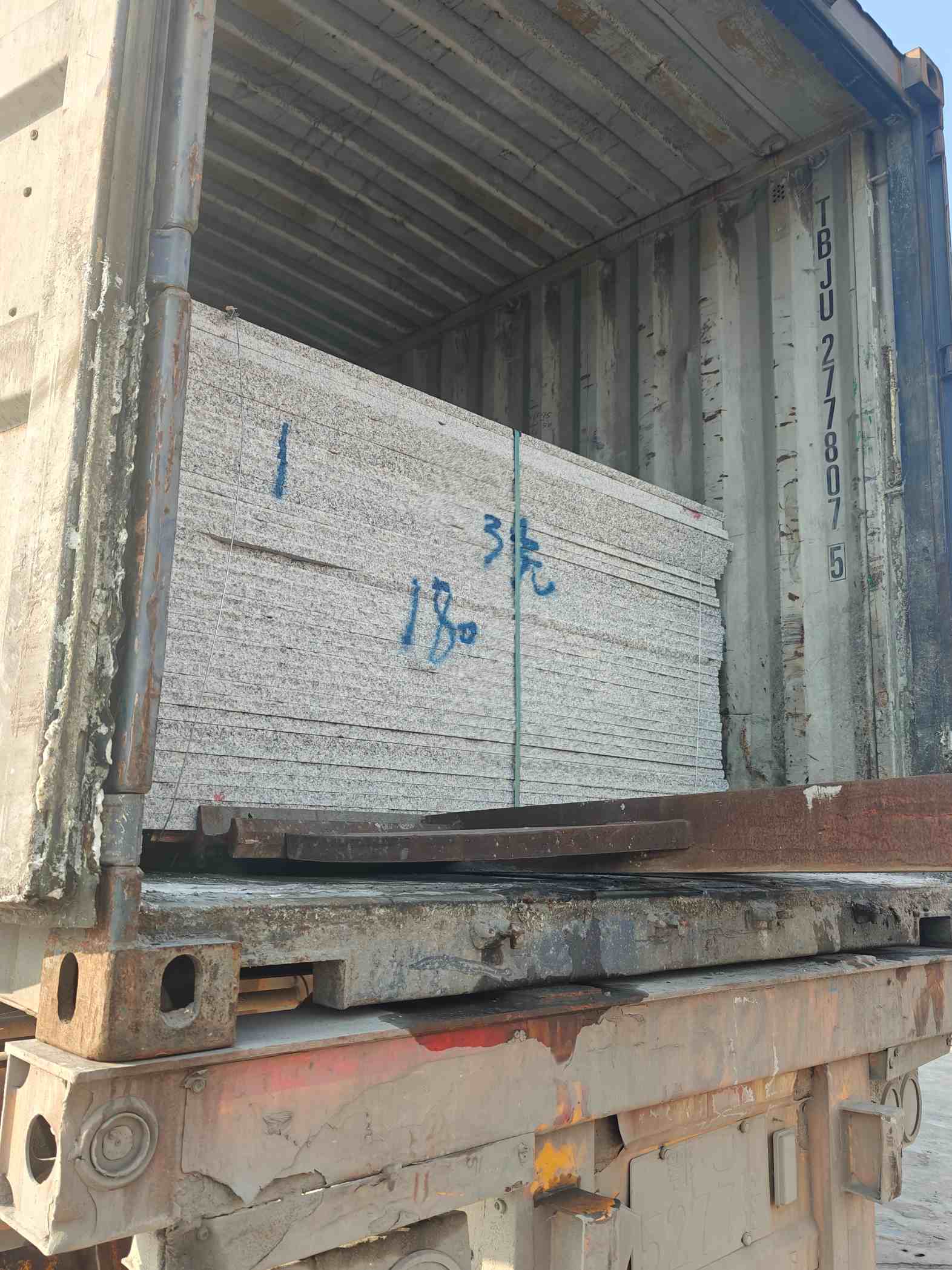 阳泉 芝麻白花岗岩石材3.0公分光面毛板装柜出货