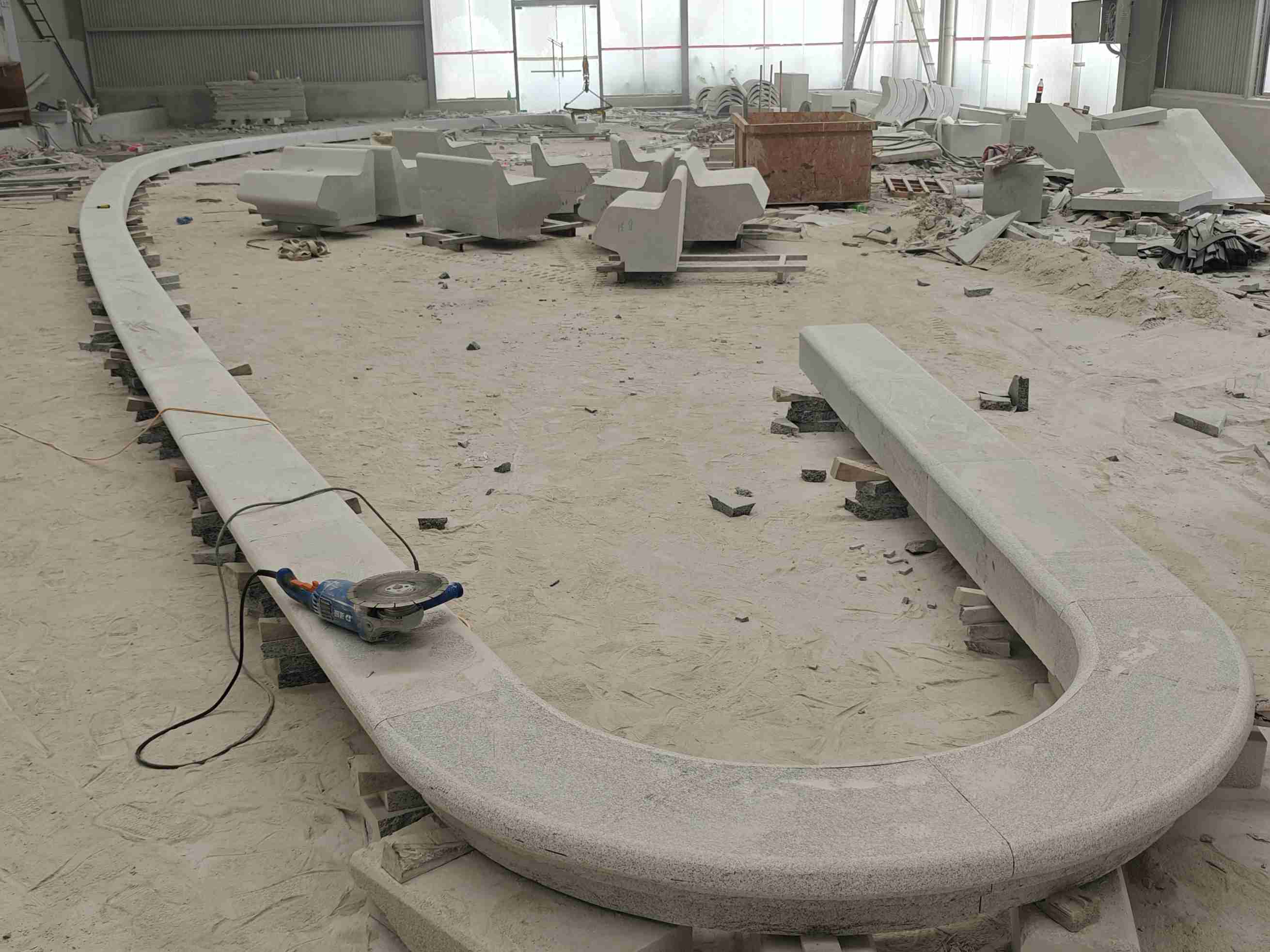 阳泉 芝麻白花岗岩弧形花坛石，坐凳石