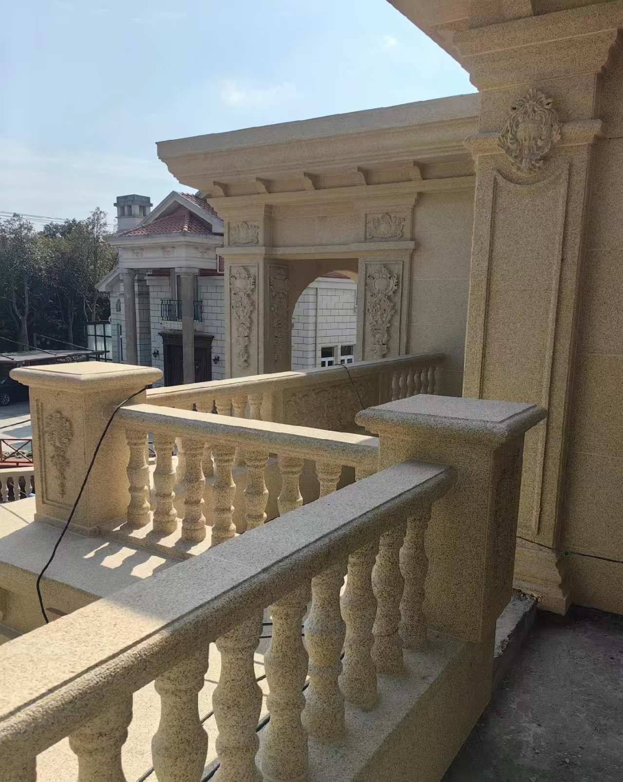 阳泉 黄金麻别墅外墙干挂雕花配合阳台栏杆花瓶柱