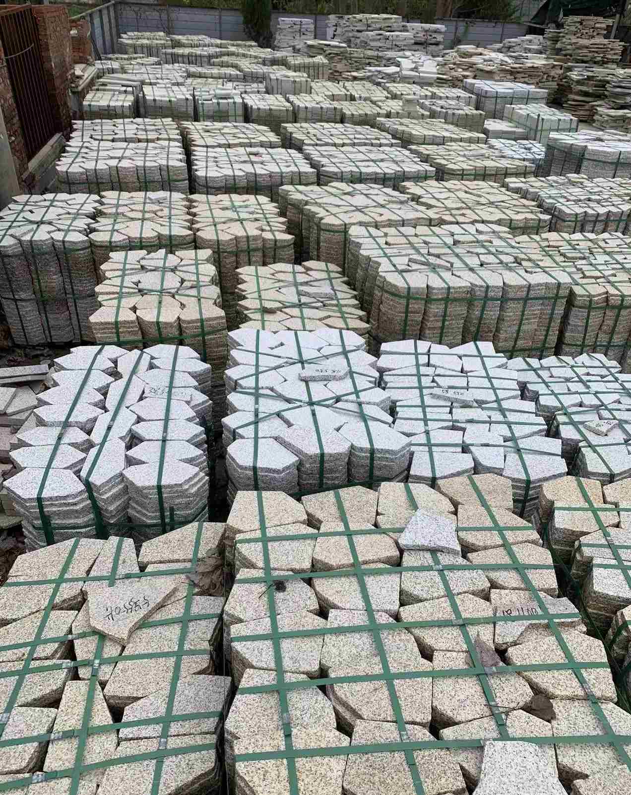 阳泉 黄金麻白麻花岗岩荔枝面地铺石(冰裂纹)