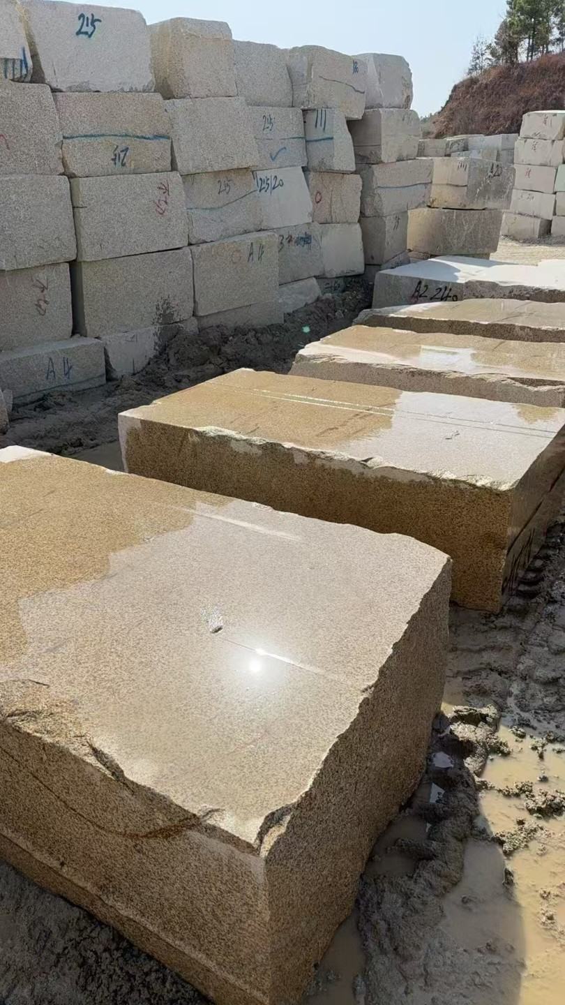 阳泉 黄金麻方料堆场洗料分选中，原材料充足