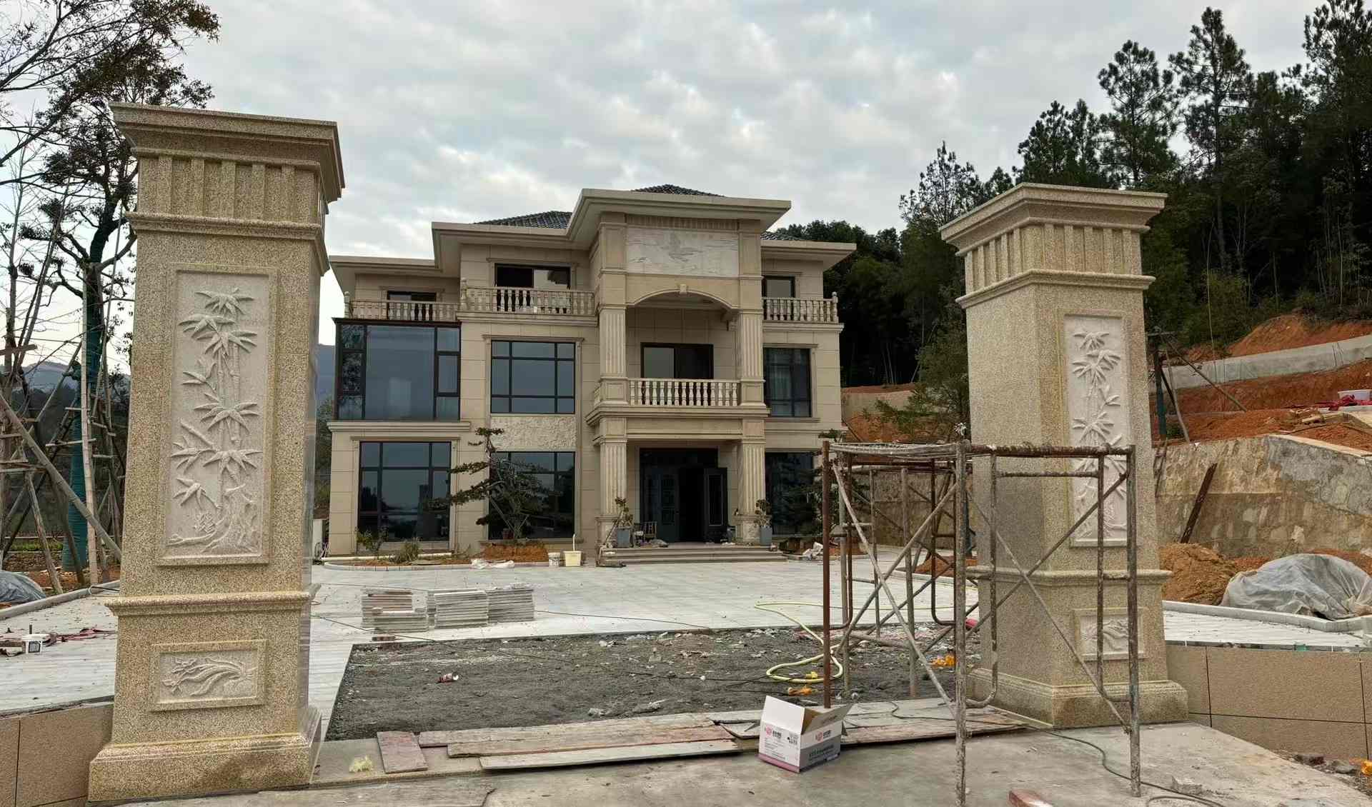 阳泉 黄金麻花岗岩别墅雕花外墙干挂配上门口雕花罗马柱