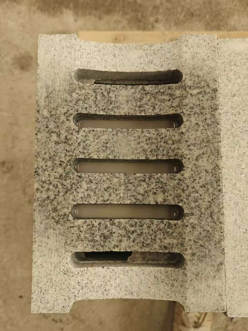 阳泉 芝麻白拉丝面花岗岩U型开槽排水槽