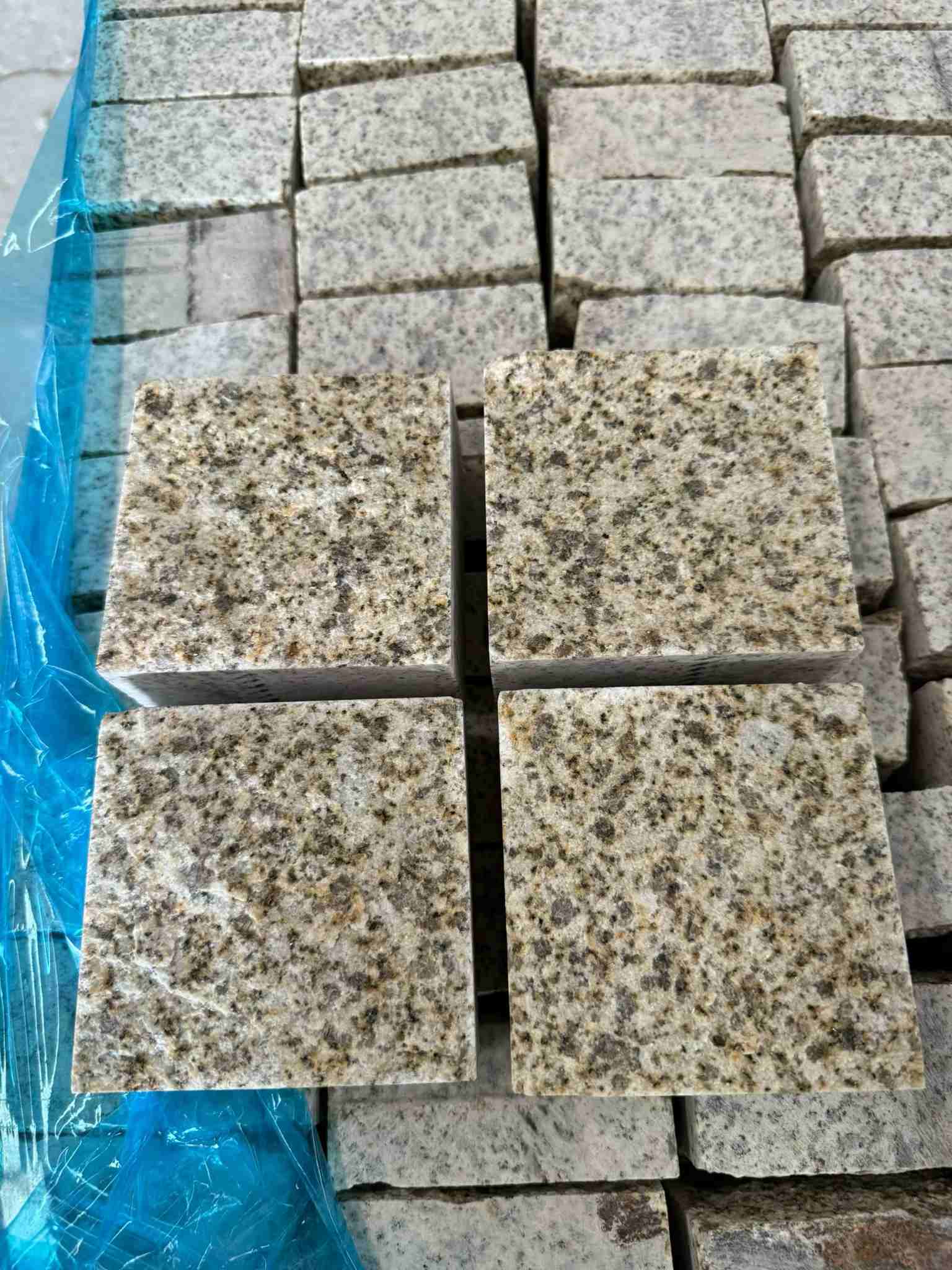 阳泉 黄金麻花岗岩自然面小方块，弹石，马蹄石等