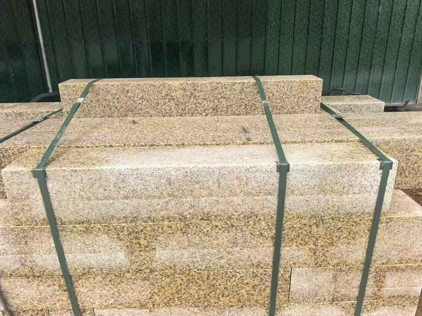 阳泉 黄金麻花岗岩石材机切面栏杆料半成品