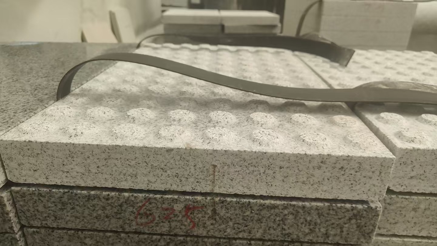 阳泉 芝麻白花岗岩6.0公分荔枝面五轴加工雕刻盲点