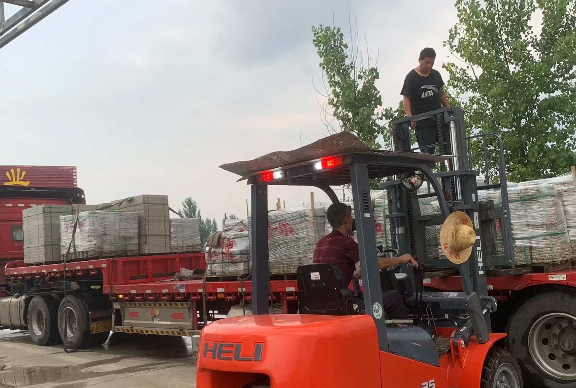 阳泉 黄金麻冰裂纹，地铺石装车