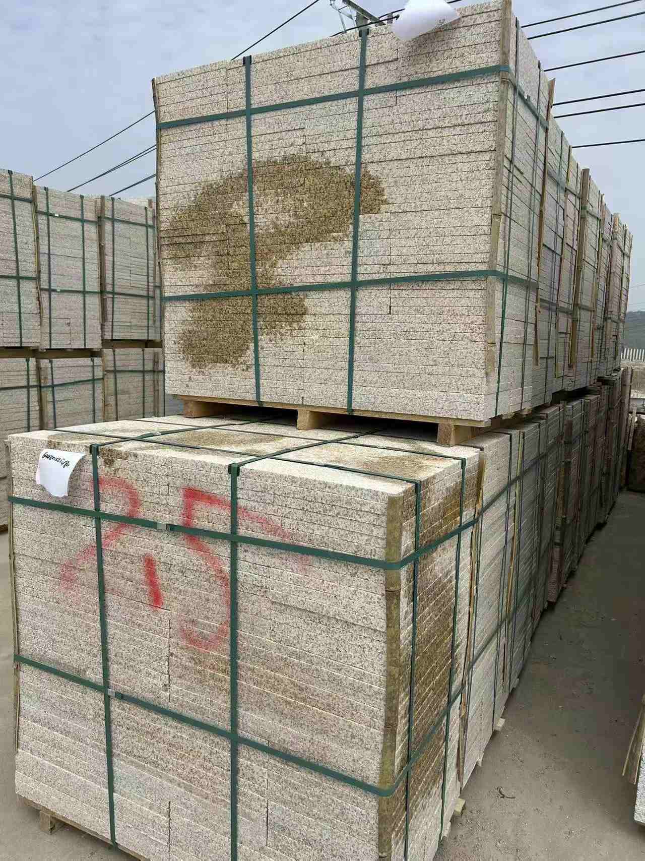 阳泉 黄金麻花岗岩石材荔枝面地铺石2.5*300*600