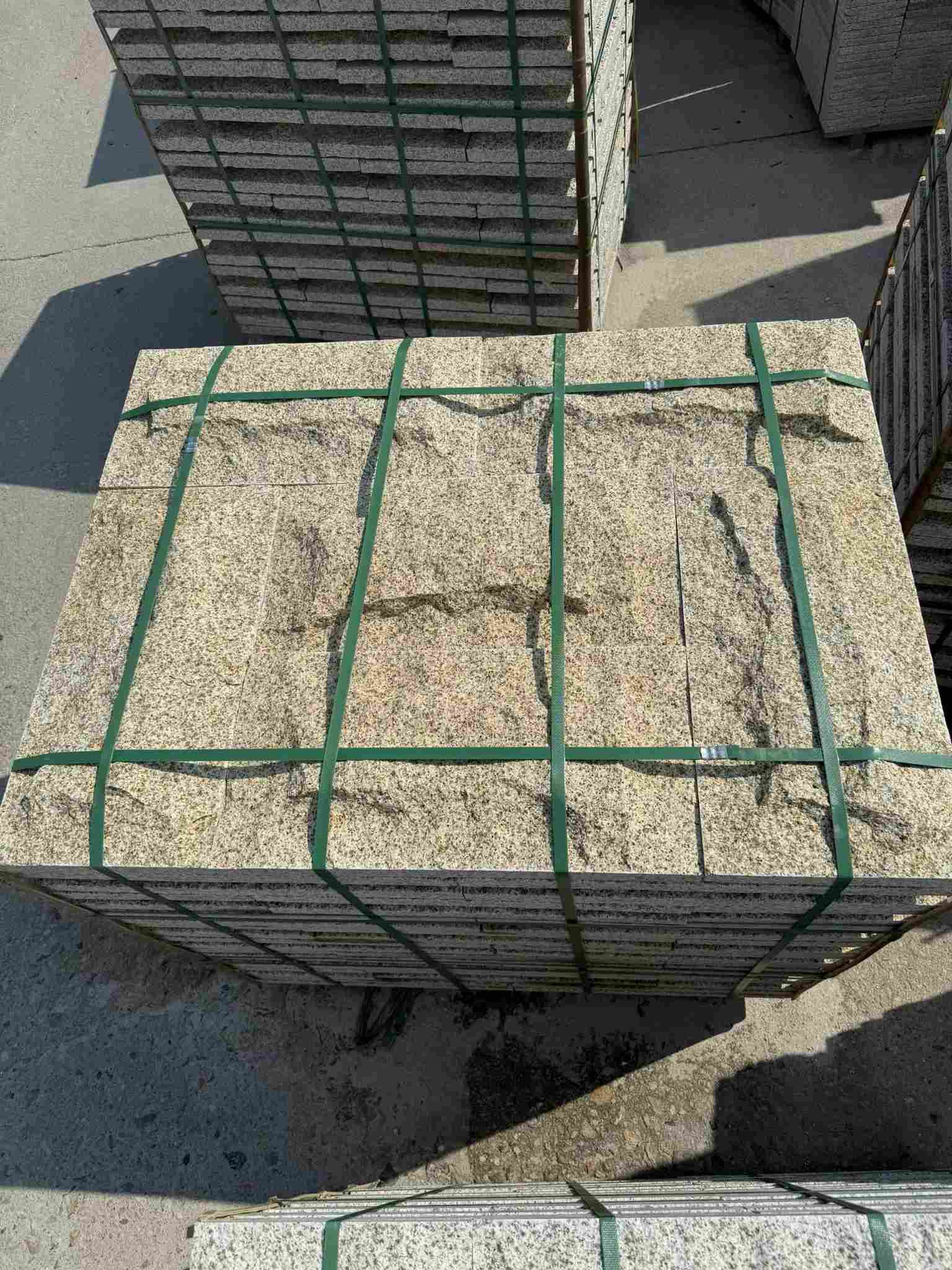 阳泉 黄金麻花岗岩石材自然面蘑菇石成品