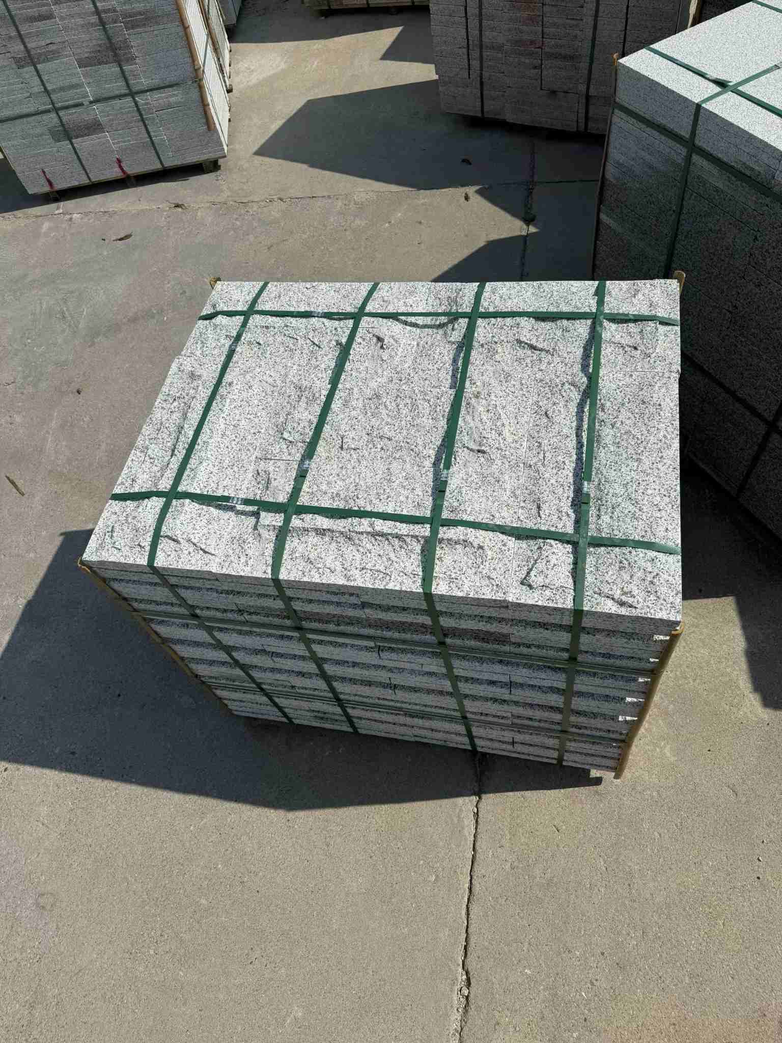 阳泉 白麻花岗岩石材自然面蘑菇石成品