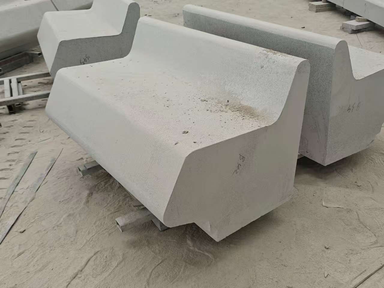 阳泉 芝麻白花岗岩异形坐凳，石凳