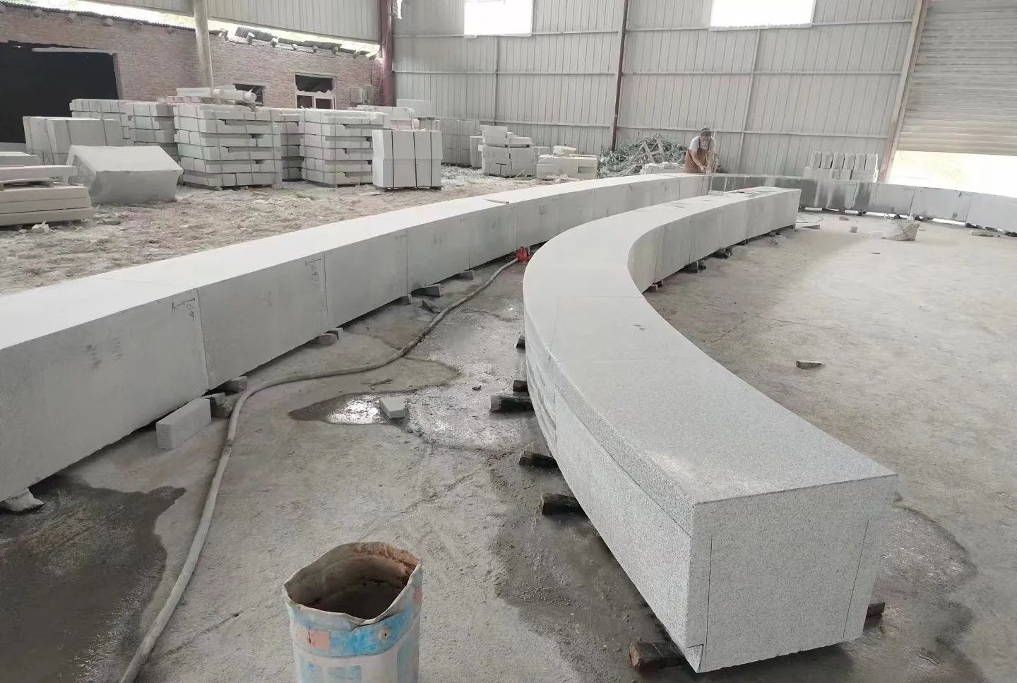 阳泉芝麻白花岗岩石板材 园林光面弧形坐凳