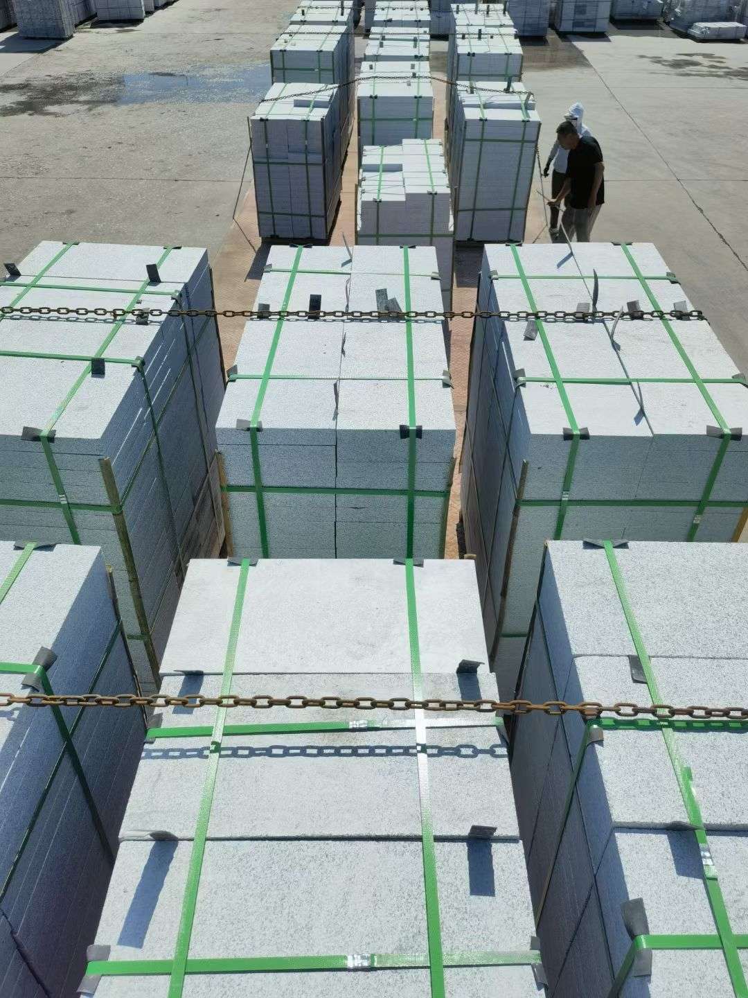 阳泉 芝麻白花岗岩5公分地铺石 花岗岩厂家工厂装车日常